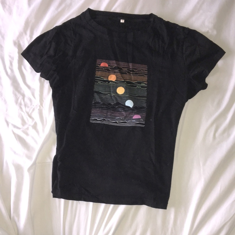 Graphic T-shirt, rainbow suns and mountains, size Medium